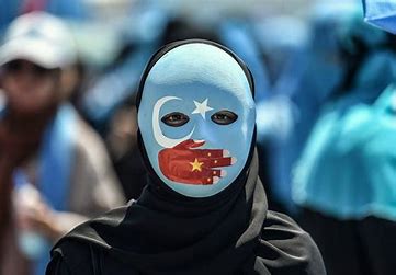 20230806 Oeigoer met vlag op gezicht